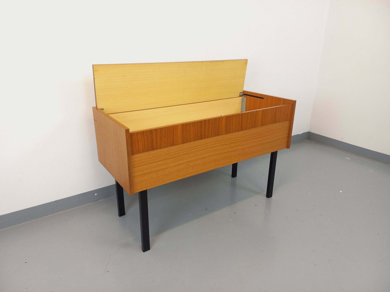 photo furniture Meuble de rangement en teck, pieds en métal noir
