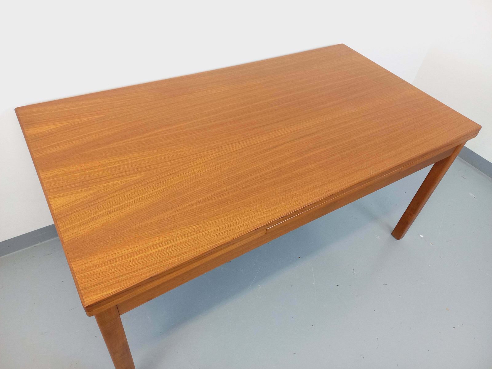 photo furniture Table scandinave rectangulaire en teck
