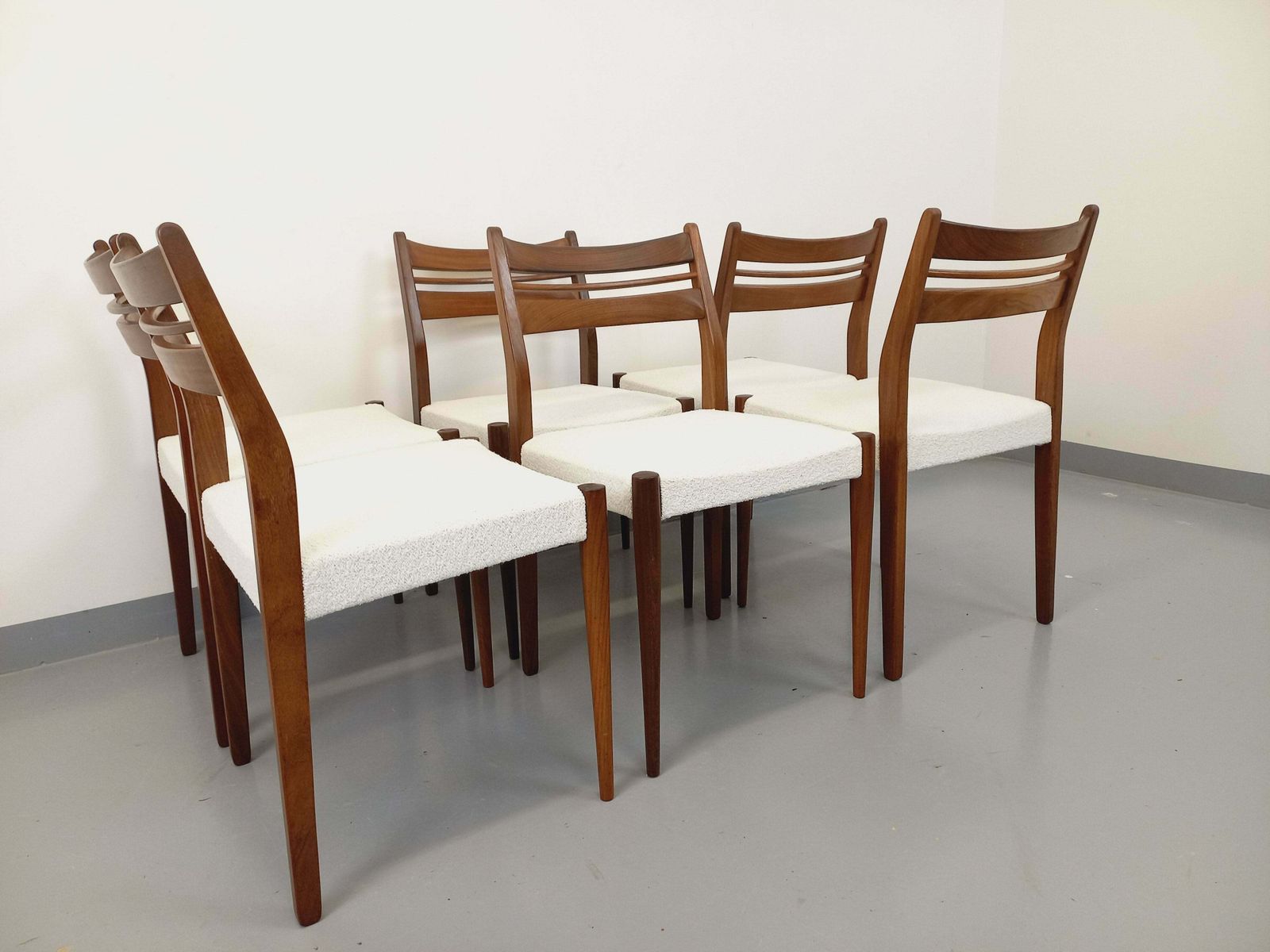 1605.0 6 Scandinavian Chairs In Teak And Terry Fabric photo