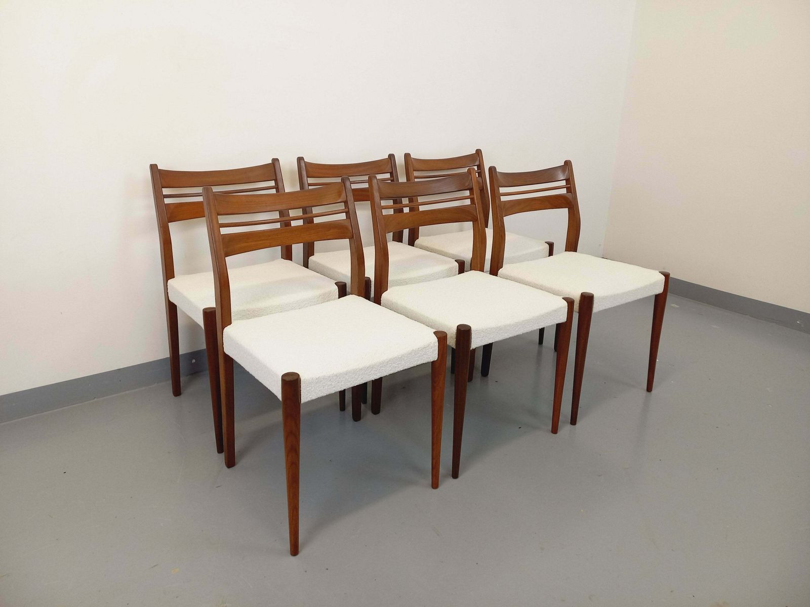 photo buy 6 Scandinavaanse stoelen in teak en bouclé stof