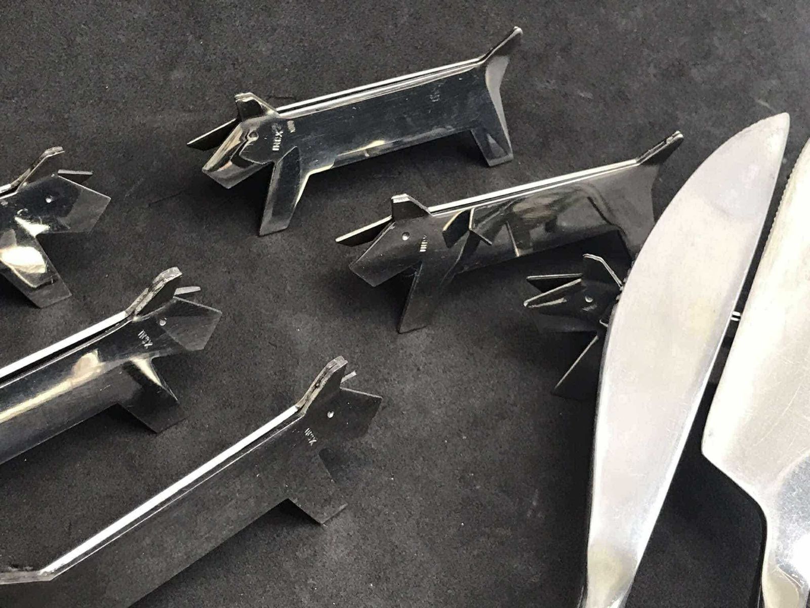 photo furniture Knife Reste 6 Knife Holders, Stainless Steel Metal, Dogs Terrier Set Of 6. Dinner Table, Party Table, Dog Shape, Dog Lovers Elegant Table
