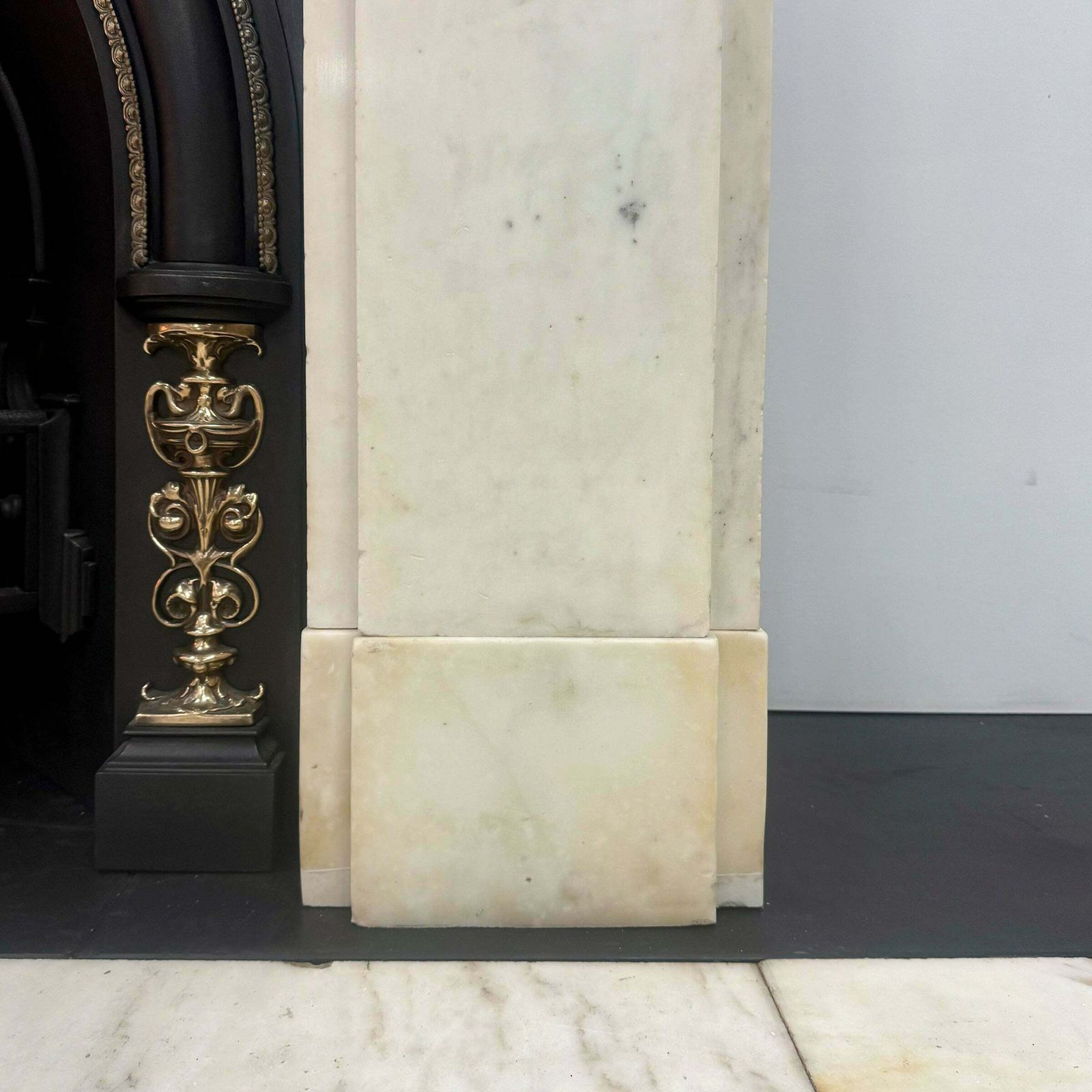 photo vinterior Antique Victorian Statuary Marble Chimneypiece With Carved Corbels