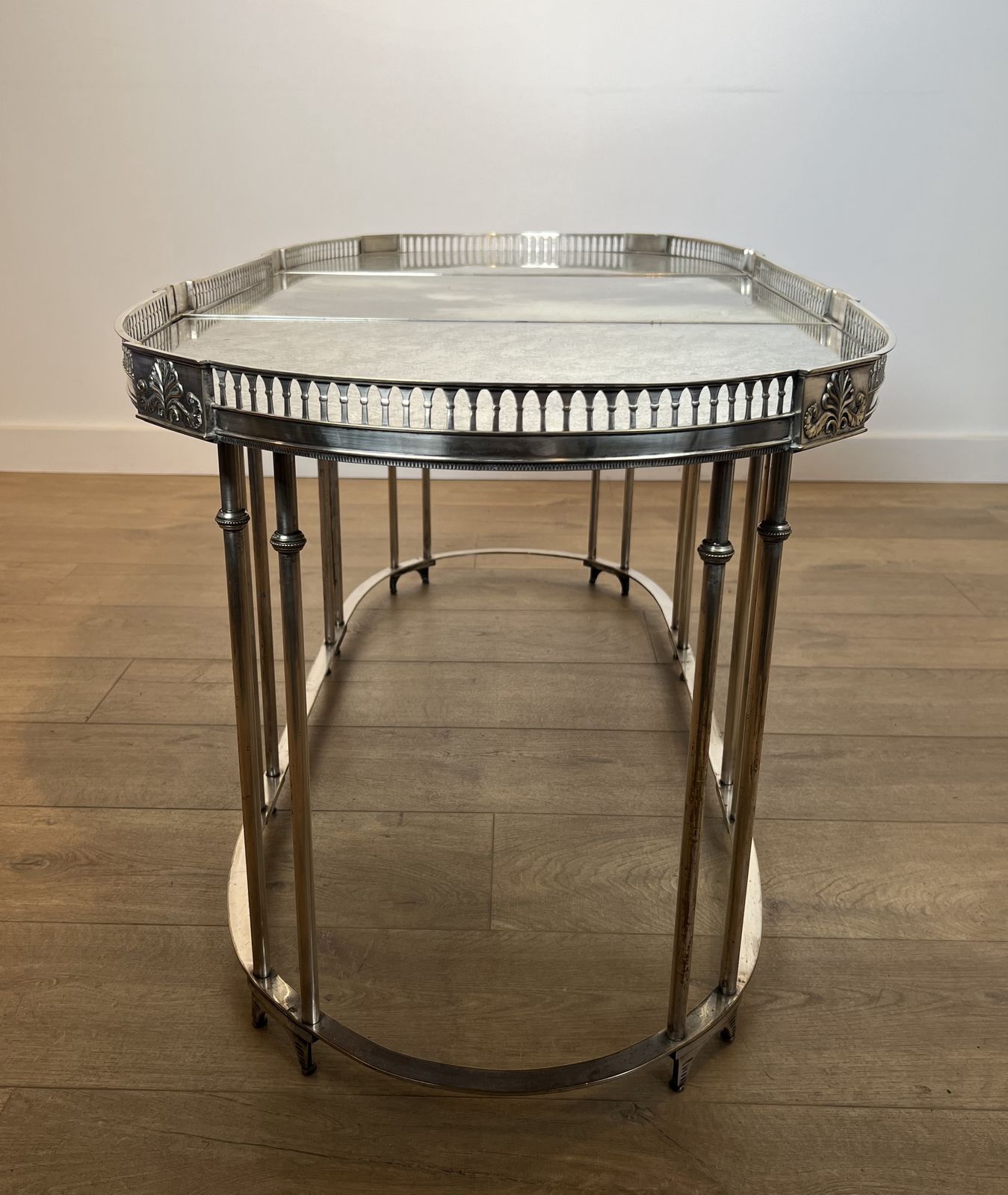 photo furniture Neoclassical Style Coffee Table In Silver Metal And Aged Mirror Tops