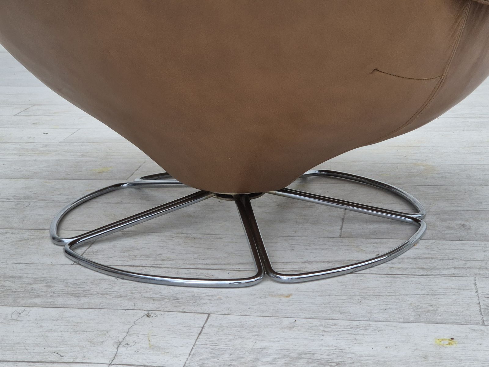1970s, Scandinavian Swivel Chair, Original Condition, Brown Furniture Leather. photo vinterior