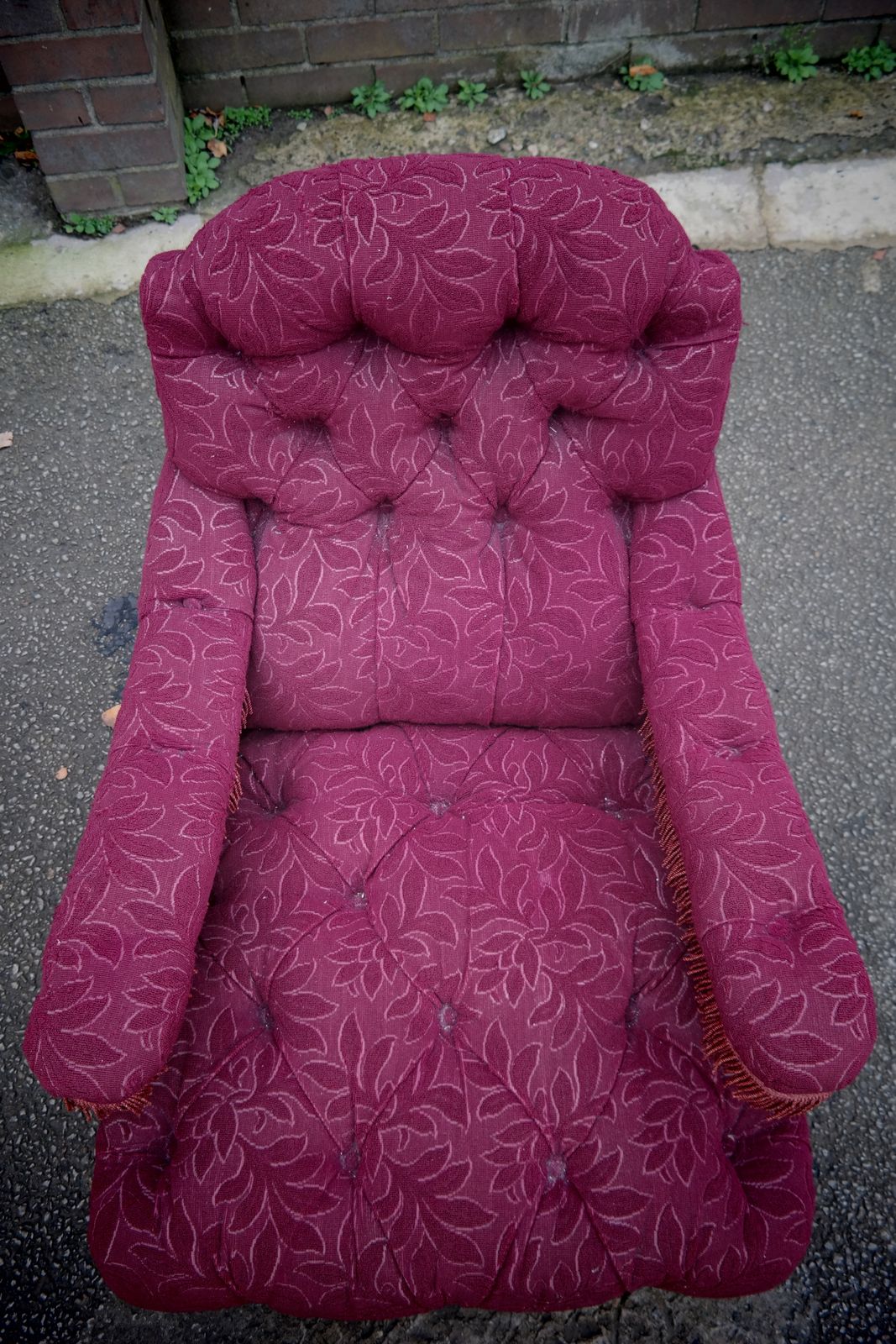 A Howard & Sons Buttoned Open Armchair In Heavy Burgundy Fabric photo vintage