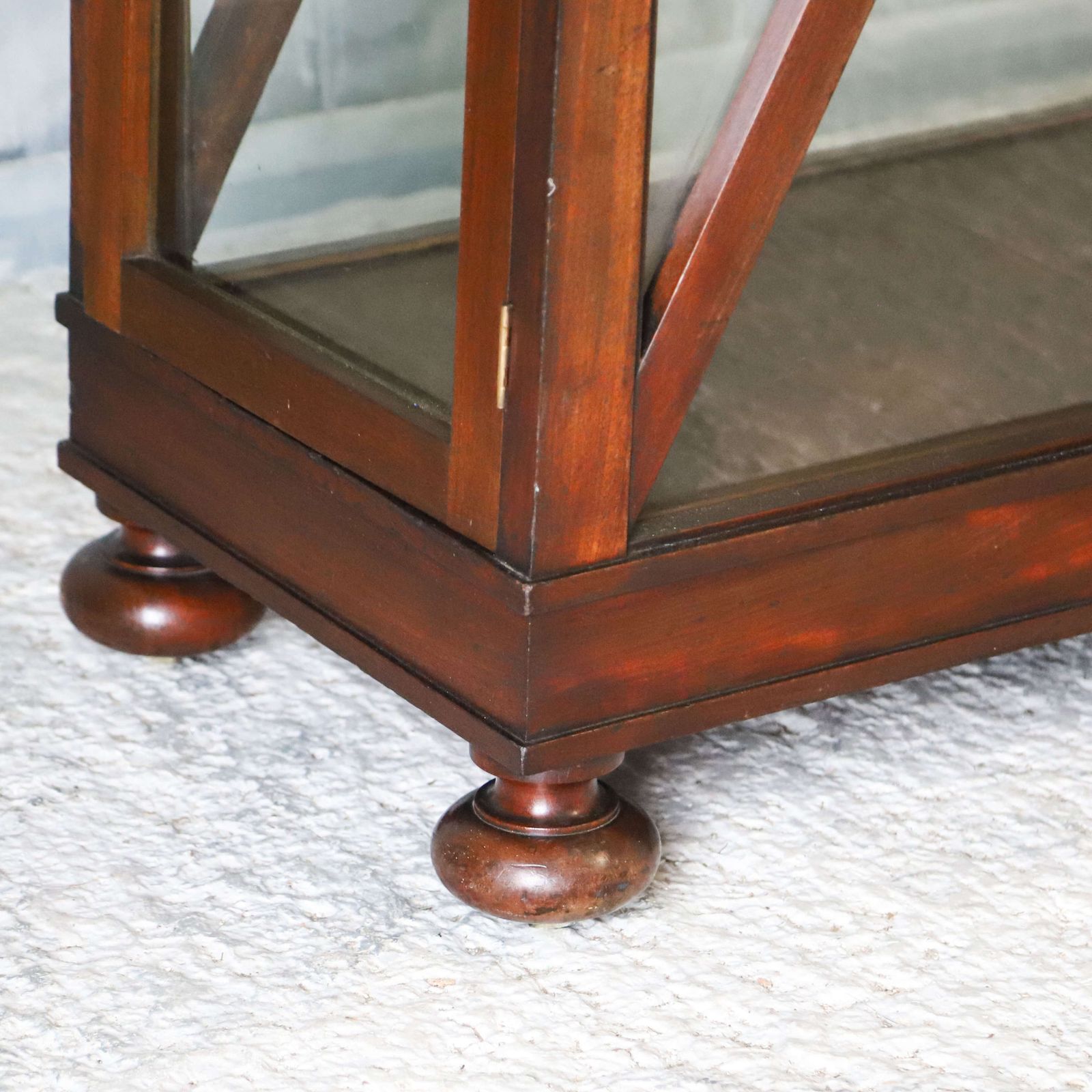 photo vintage Mid Century Mahogany Display Cabinet In The William IV Style