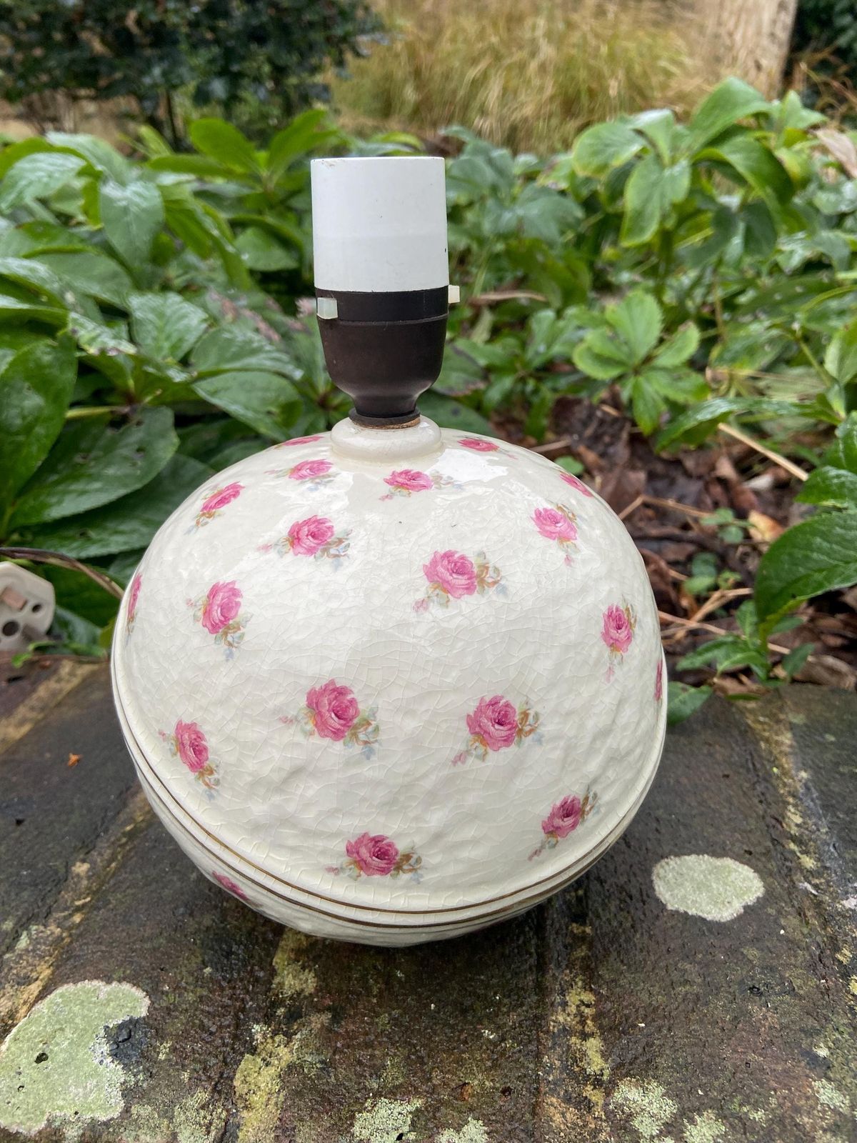 1950s Rounded Crackle Glaze Ceramic Lamp With Roses And Unusual Gold Band (Hughes Of Longport) photo vinterior
