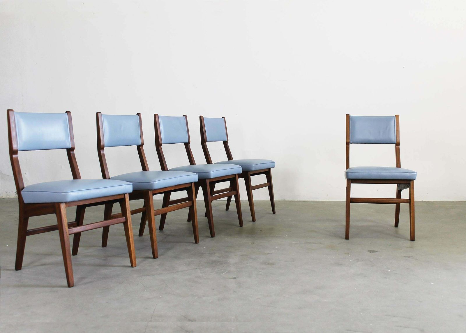 Gio Ponti (Attributed To) Set Of Five Chairs In Wood And Leather By Isa Bergamo photo Furniture