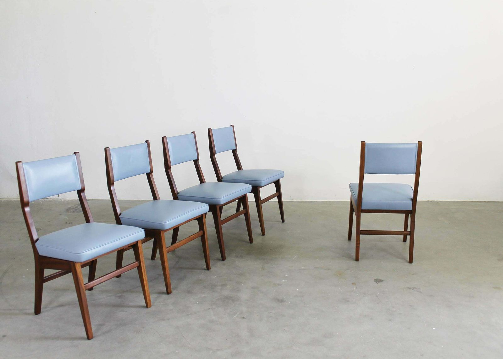 Gio Ponti (Attributed To) Set Of Five Chairs In Wood And Leather By Isa Bergamo photo vintage