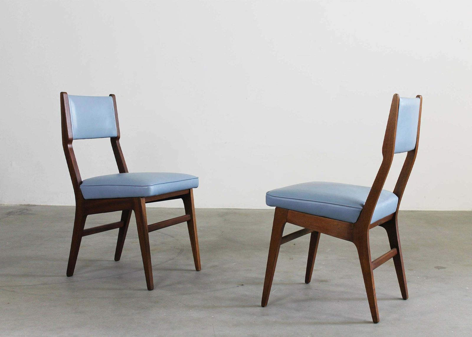 photo furniture Gio Ponti (Attributed To) Set Of Five Chairs In Wood And Leather By Isa Bergamo