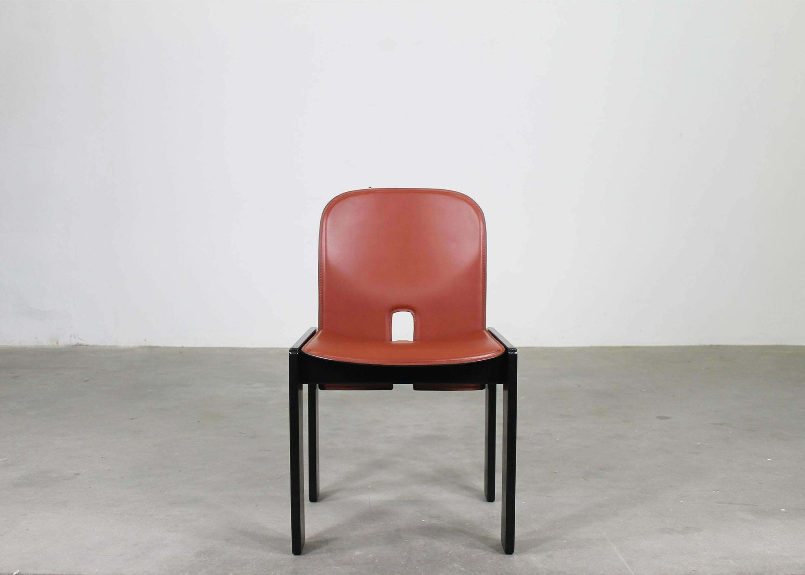 photo furniture Tobia & Afra Scarpa Set Of Eight 121 Chairs In Wood And Leather By Cassina 1970s