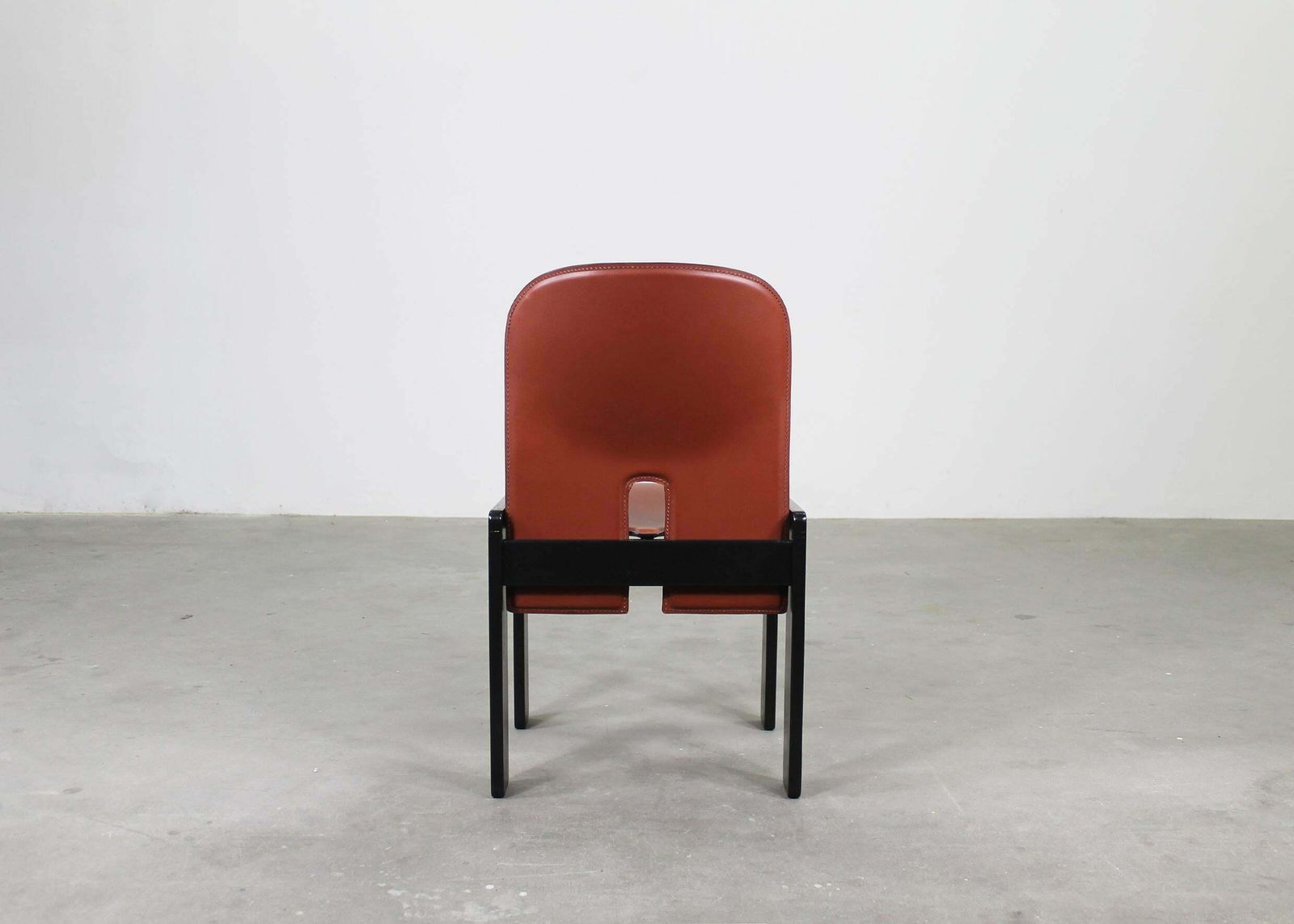 15593.0 Tobia & Afra Scarpa Set Of Eight 121 Chairs In Wood And Leather By Cassina 1970s photo