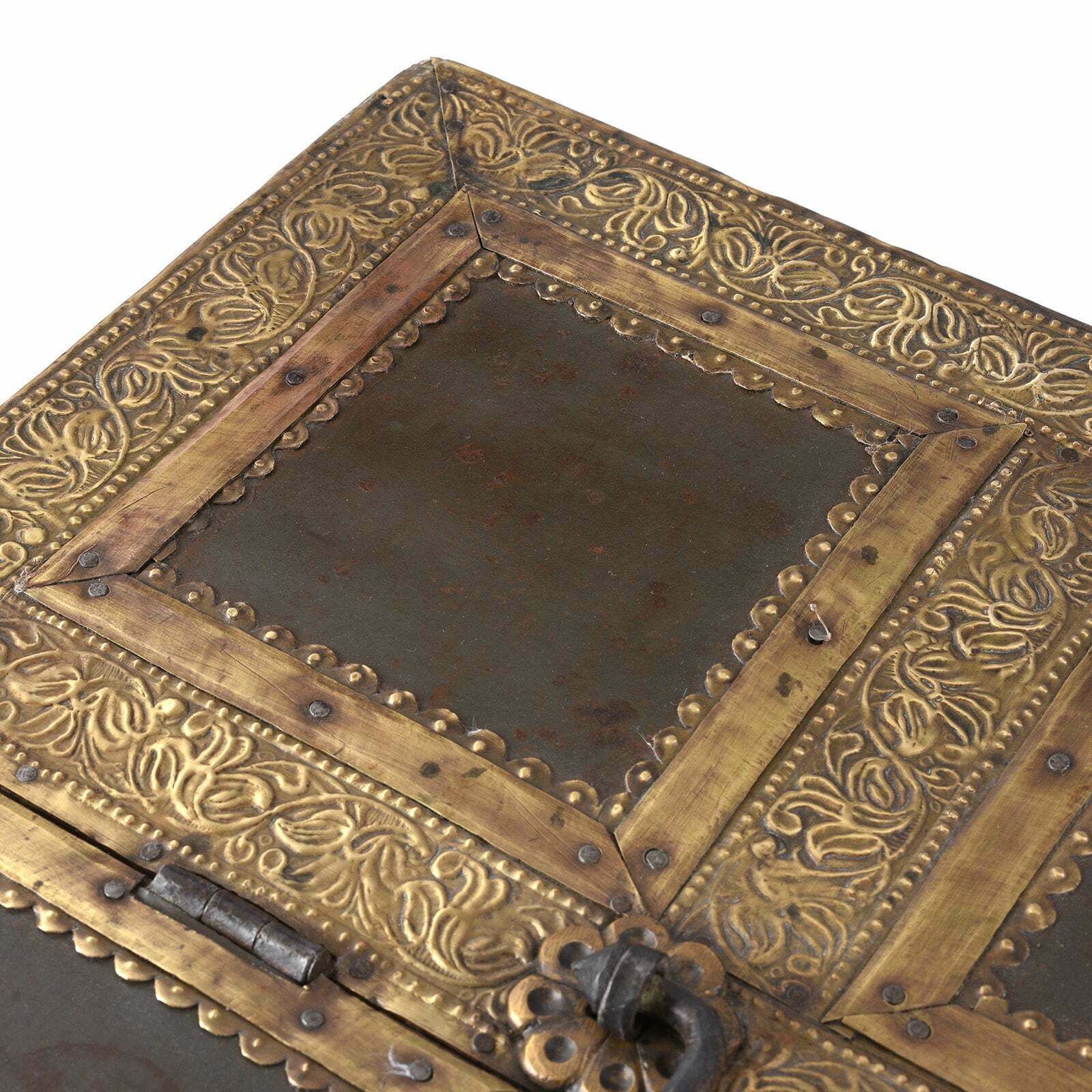 Antique Indian Marwari Trousseau Box, 19th Century photo vinterior