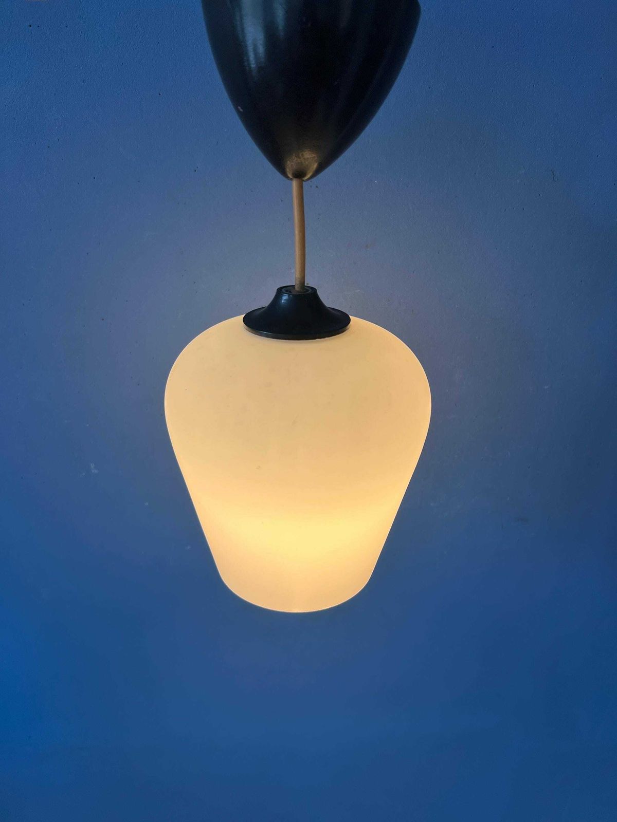 Kleine Mid Century Hanglamp Van Opaalkleurig Glas In Omgekeerde Tulpvorm