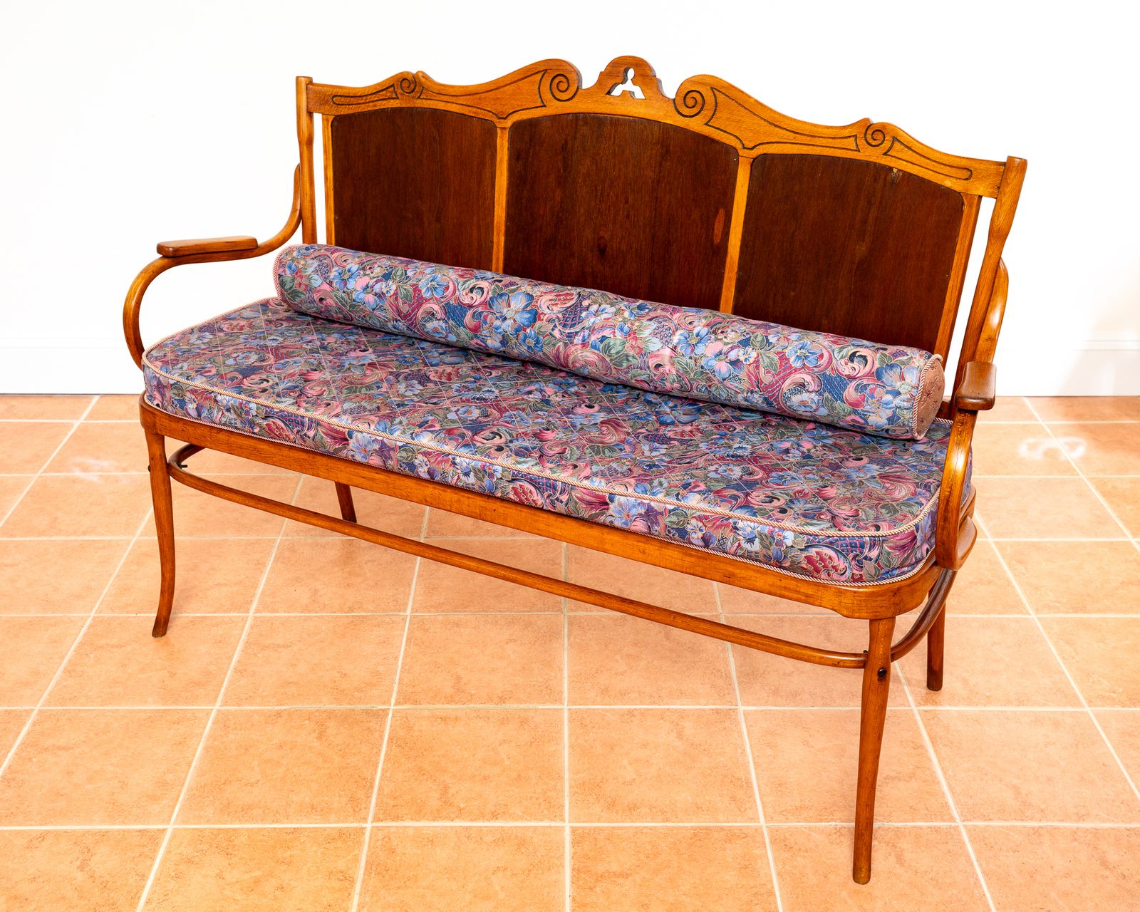 J&J Kohn Art Nouveau Bench Bentwood 3 Seater Vienna Secession J J Kohn Austrian Two Tone Beech Wooden Bistro Thonet Style 1890s 1900s photo for sale