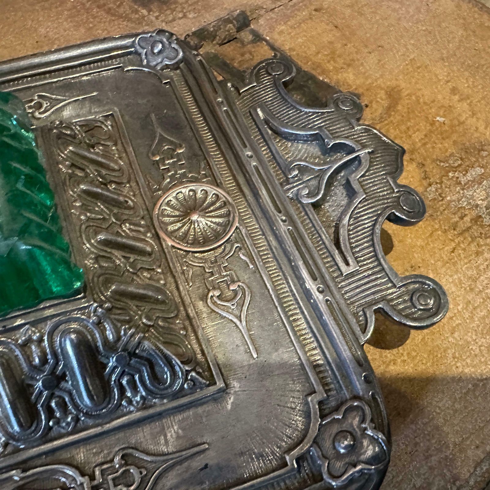 Late 19th Century Victorian Silver Plated And Green Glass Inkwell photo vinterior