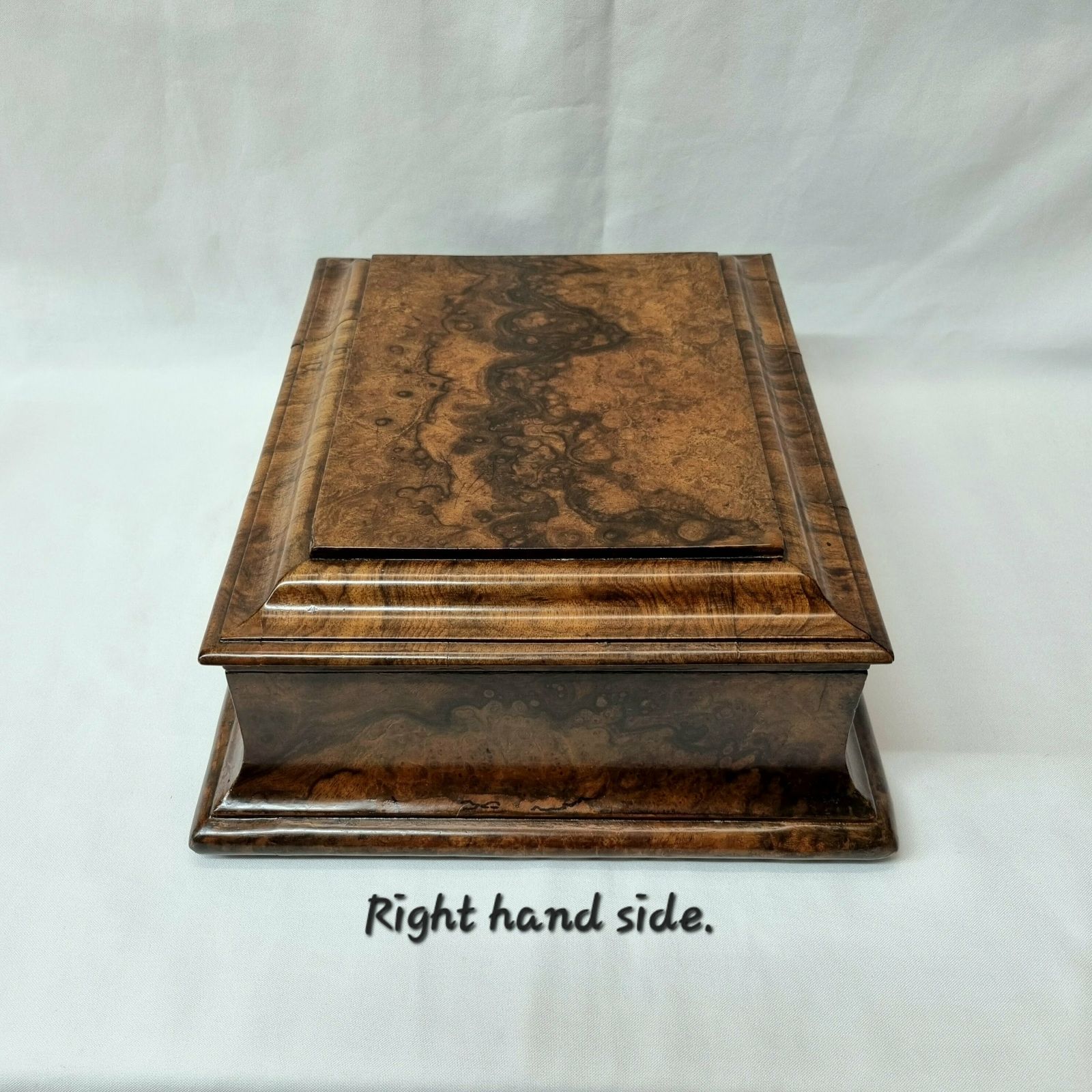 A Unique And Rare 18th Century Burr Walnut Veneered Box With Attractive Dusky Red Leather Interior, Suitable For A Variety Of Potential Uses photo 650.0