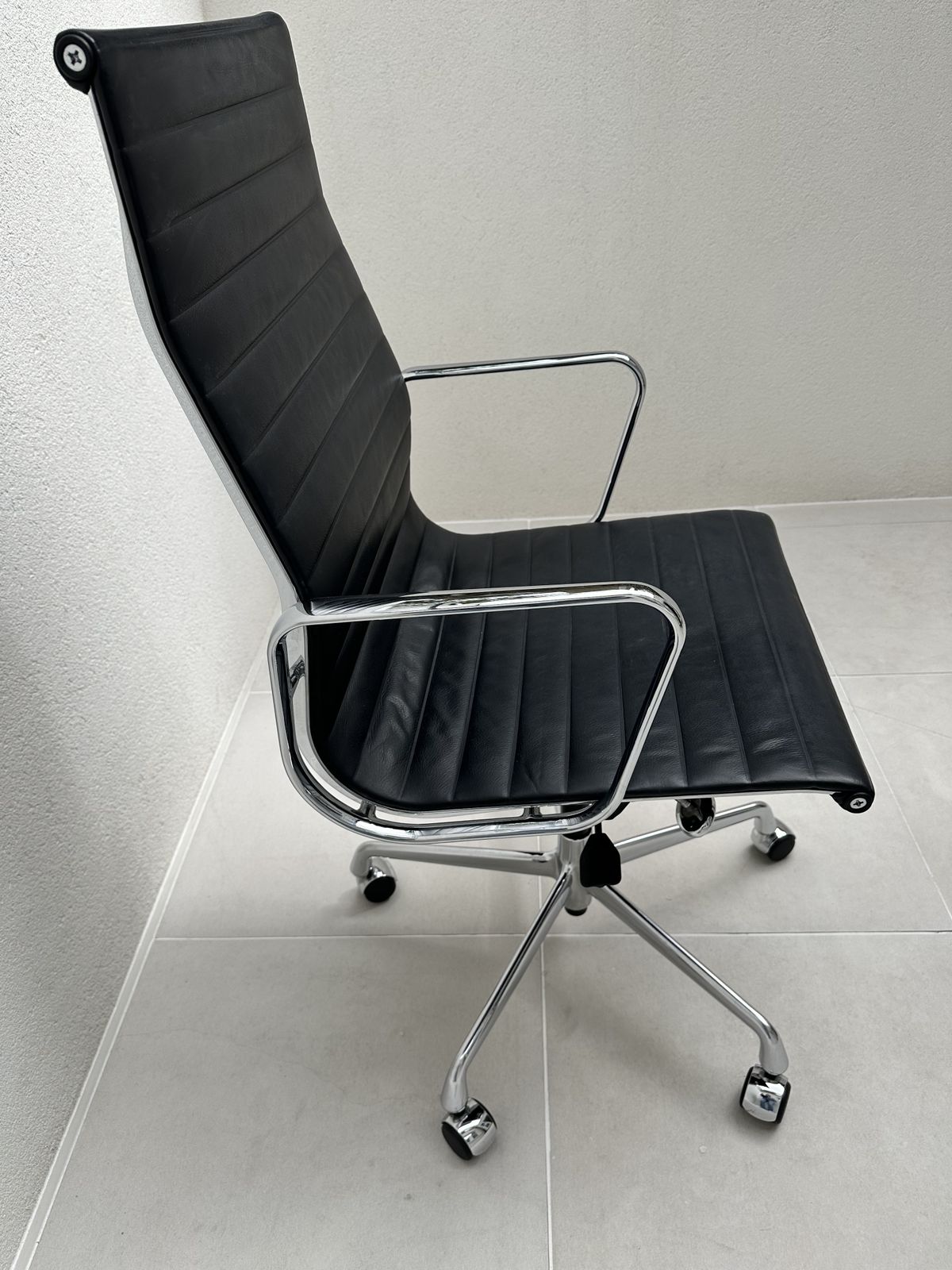 Vitra Ea 119 Eames Swivel Black Leather Armchair photo vintage