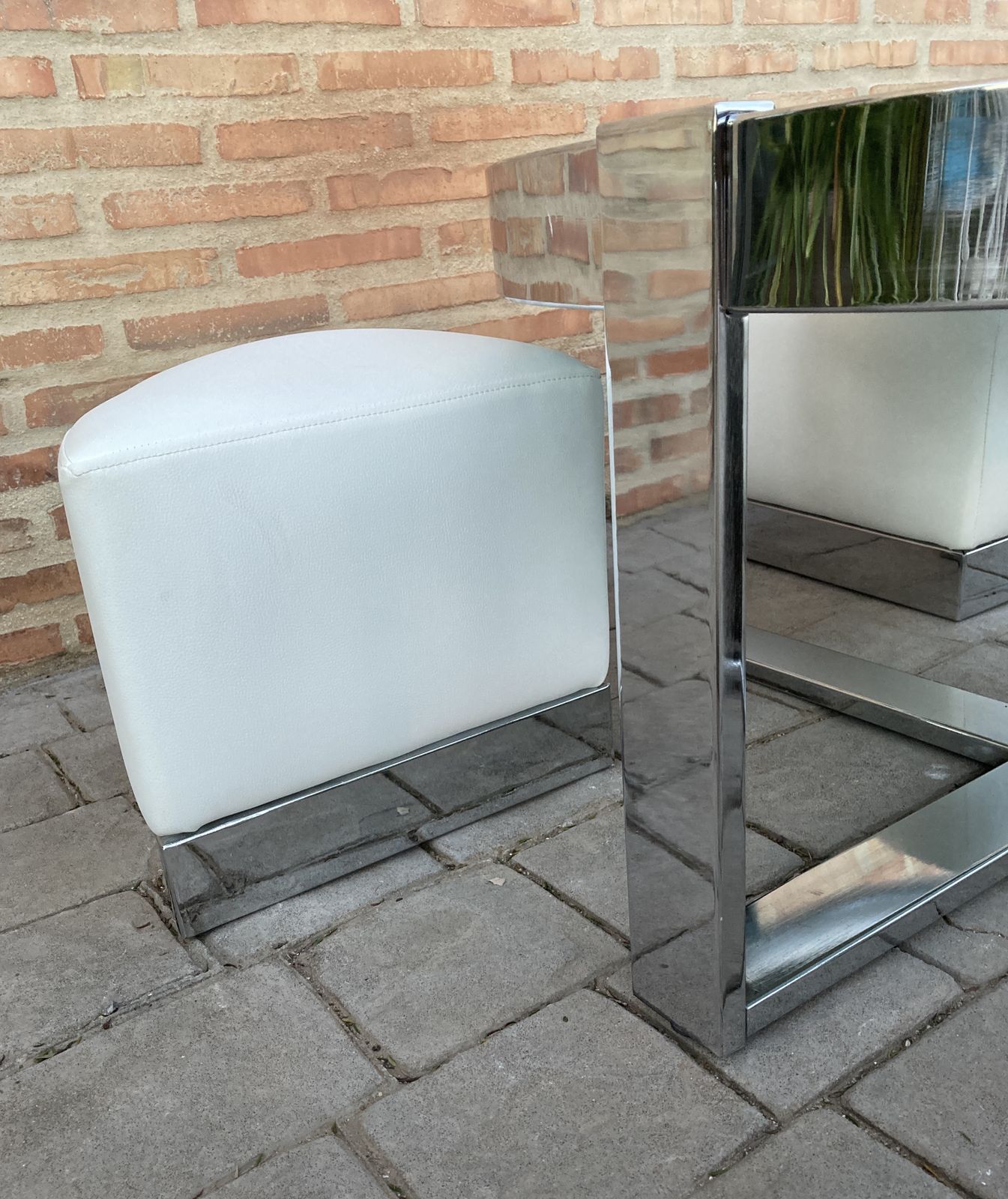 Vintage Set Round Smoked Glass And Steel Coffee Or Side Table With Four Nesting Stools photo 750.0