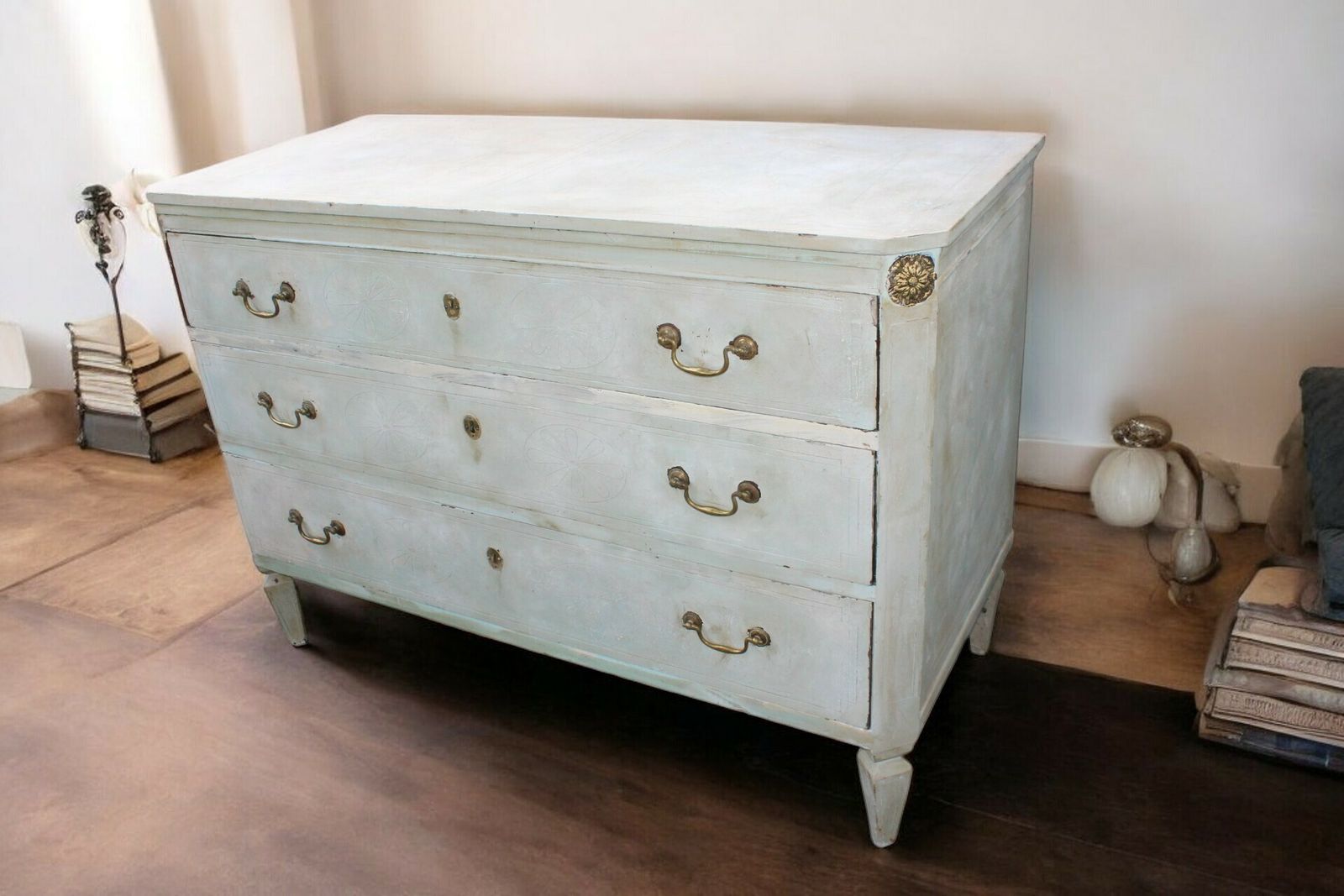 Elegant 18th Century Painted Gustavian Commode, C.1770. Original Patina, Mahogany And Oak Craftsmanship, Swedish Neoclassical Design. photo vinterior
