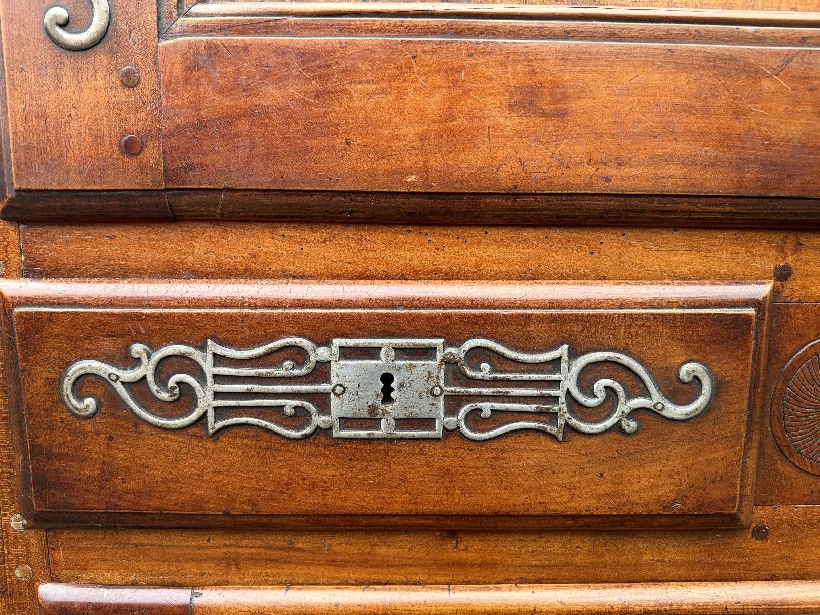 photo vinterior 18th Century French Walnut Armoire / Walnut Wardrobe