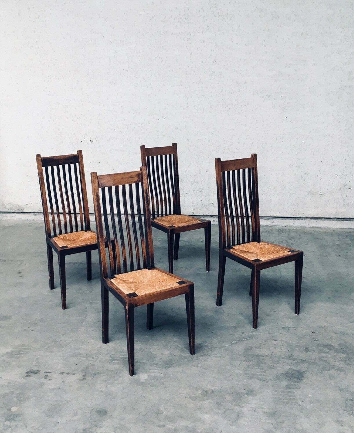 Stoelen In De Stijl Van Het Vroeg 20e Eeuwse Nederlandse Modernisme, Ontworpen Door Een Architect
