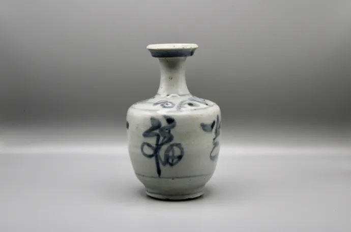 Antique Chinese Ming Dynasty Blue & White Ewer photo vinterior