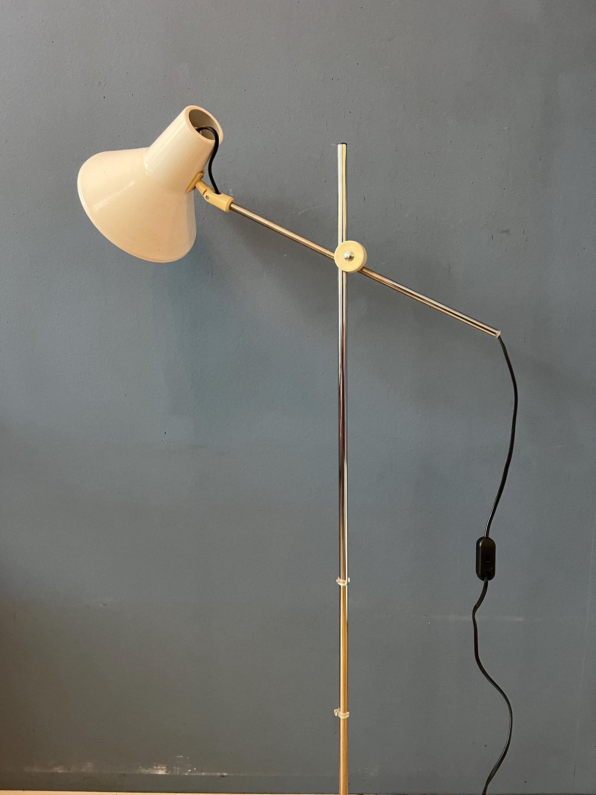 Vintage Witte Mid Century Verstelbare Vloerlamp photo vinterior