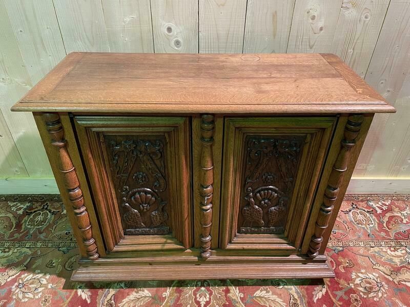 Buffet De Style Renaissance En Chêne Sculpté photo for sale