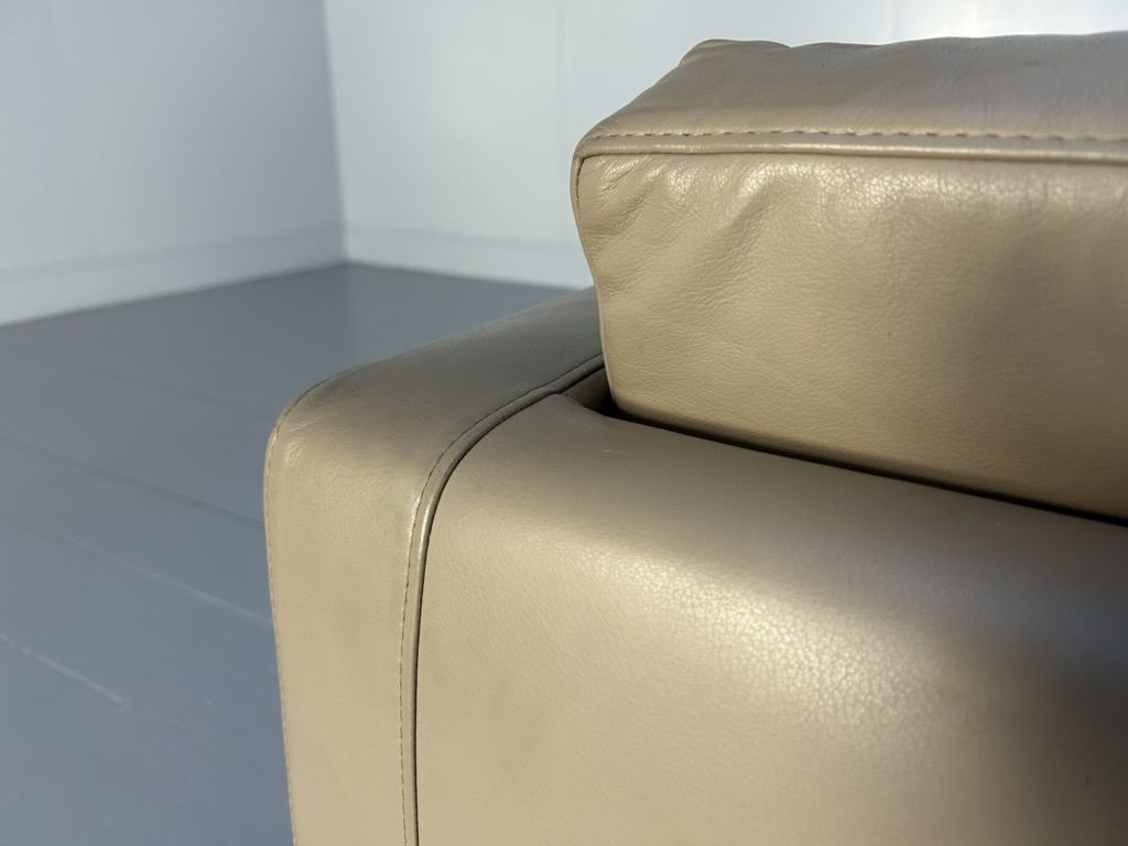 photo furniture B&B Italia “Ac Lounge Alg152” Compact Sofa – In Taupe “Gamma” Leather