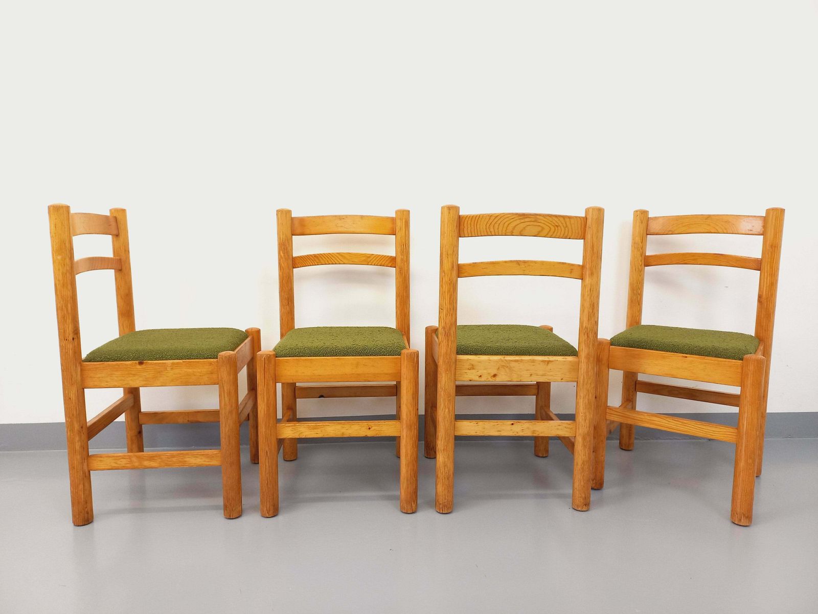 4 chaises en pin et tissu bouclette kaki photo furniture