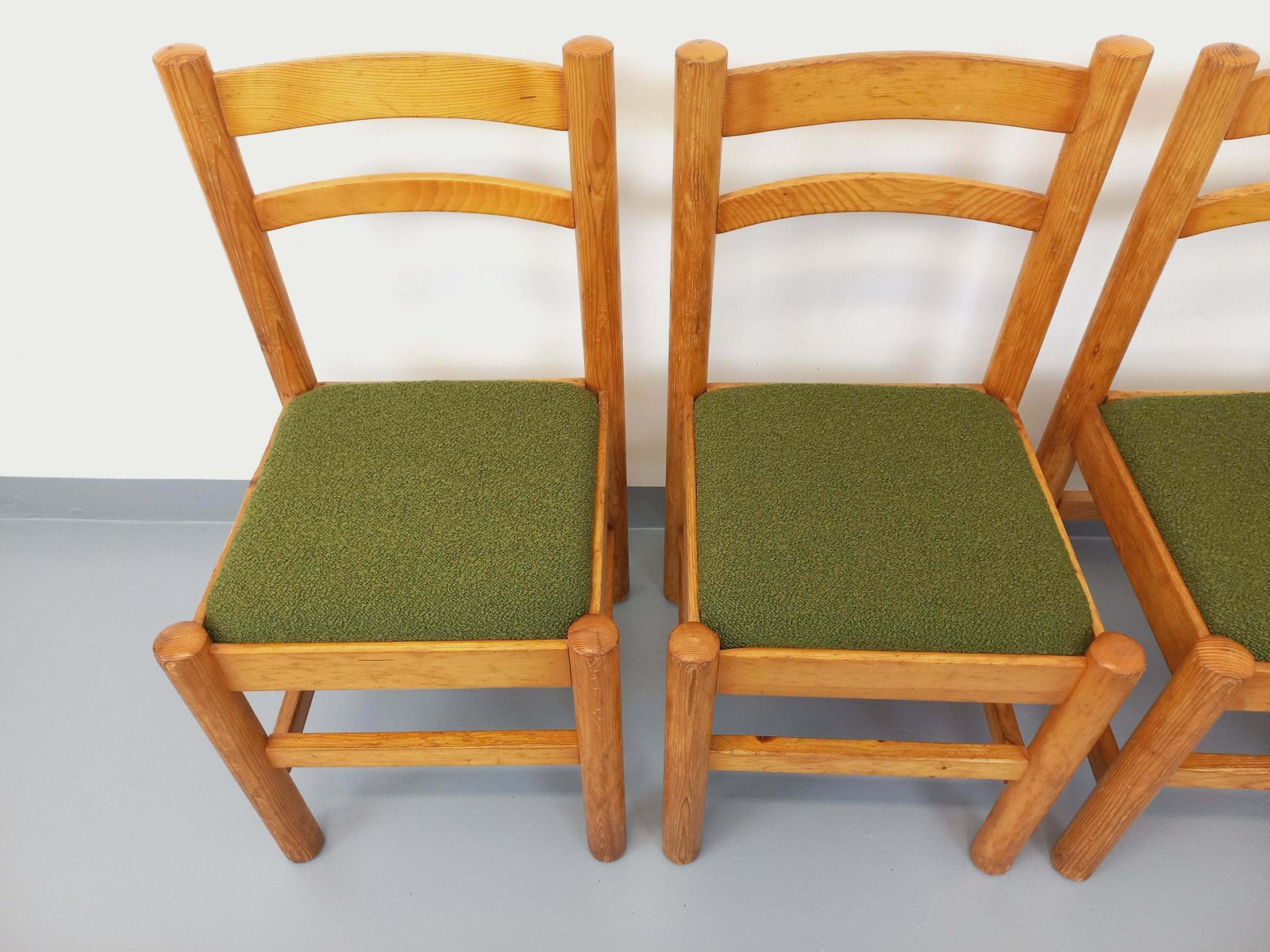 1376.0 4 chaises en pin et tissu bouclette kaki photo
