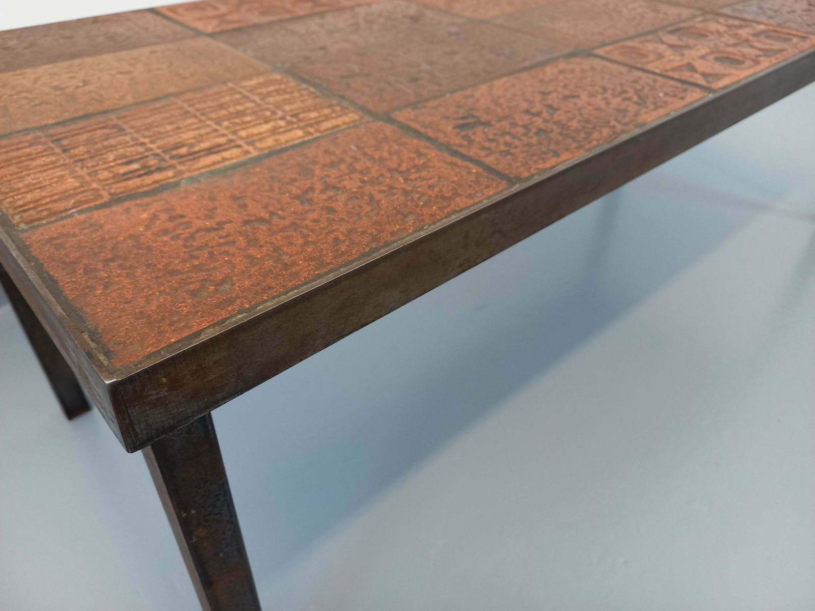 Table basse rectangulaire en céramique, attribuée à Jean Jaffeux photo furniture