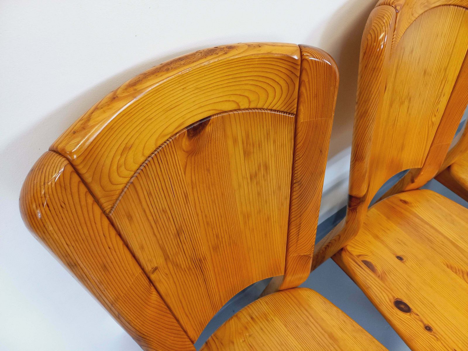 4 chaises pour Les Arcs en pin, attribuées à Charlotte Perriand photo for sale