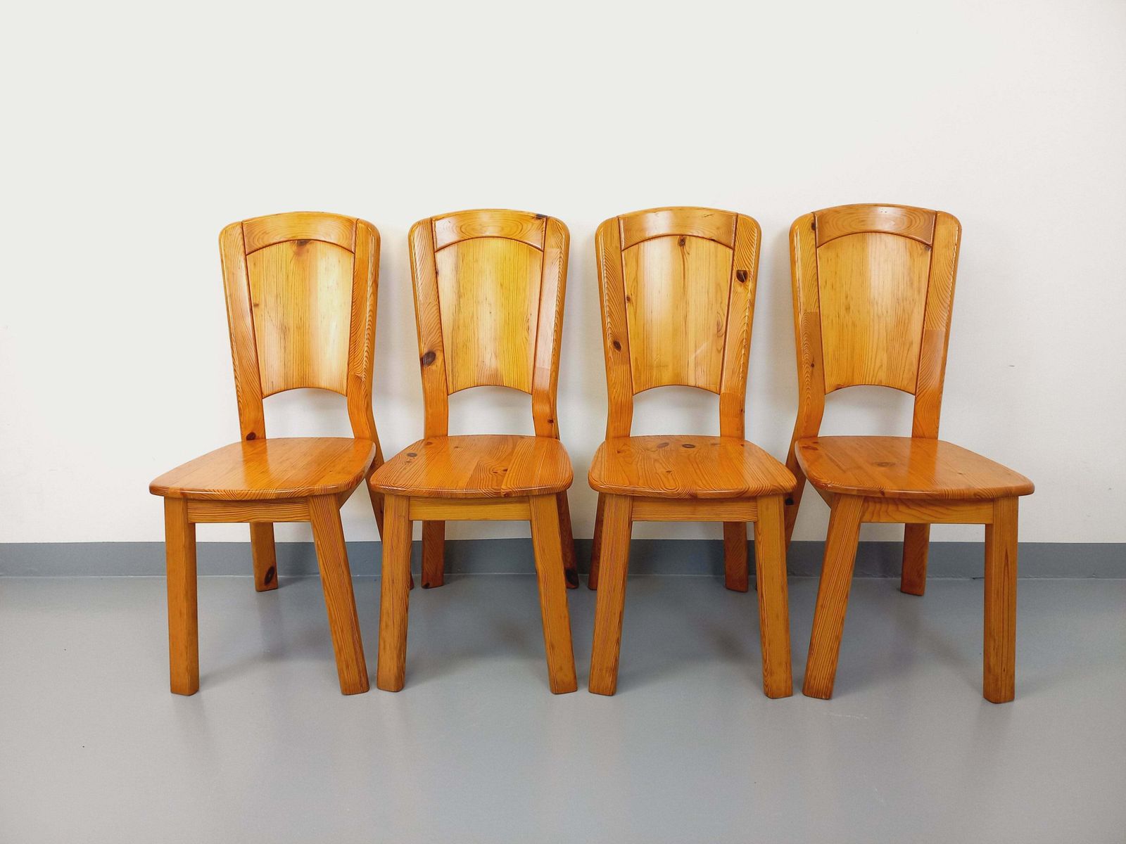 4 Charlotte Perriand Chairs For Les Arcs In Pine photo vintage