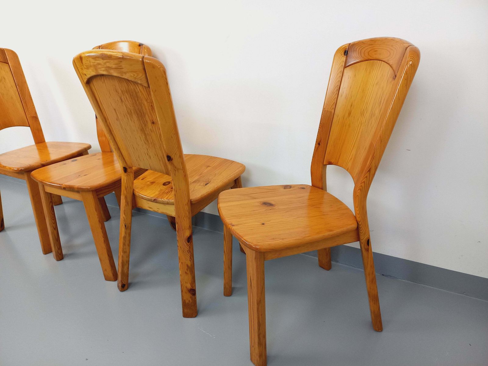 photo furniture 4 chaises pour Les Arcs en pin, attribuées à Charlotte Perriand