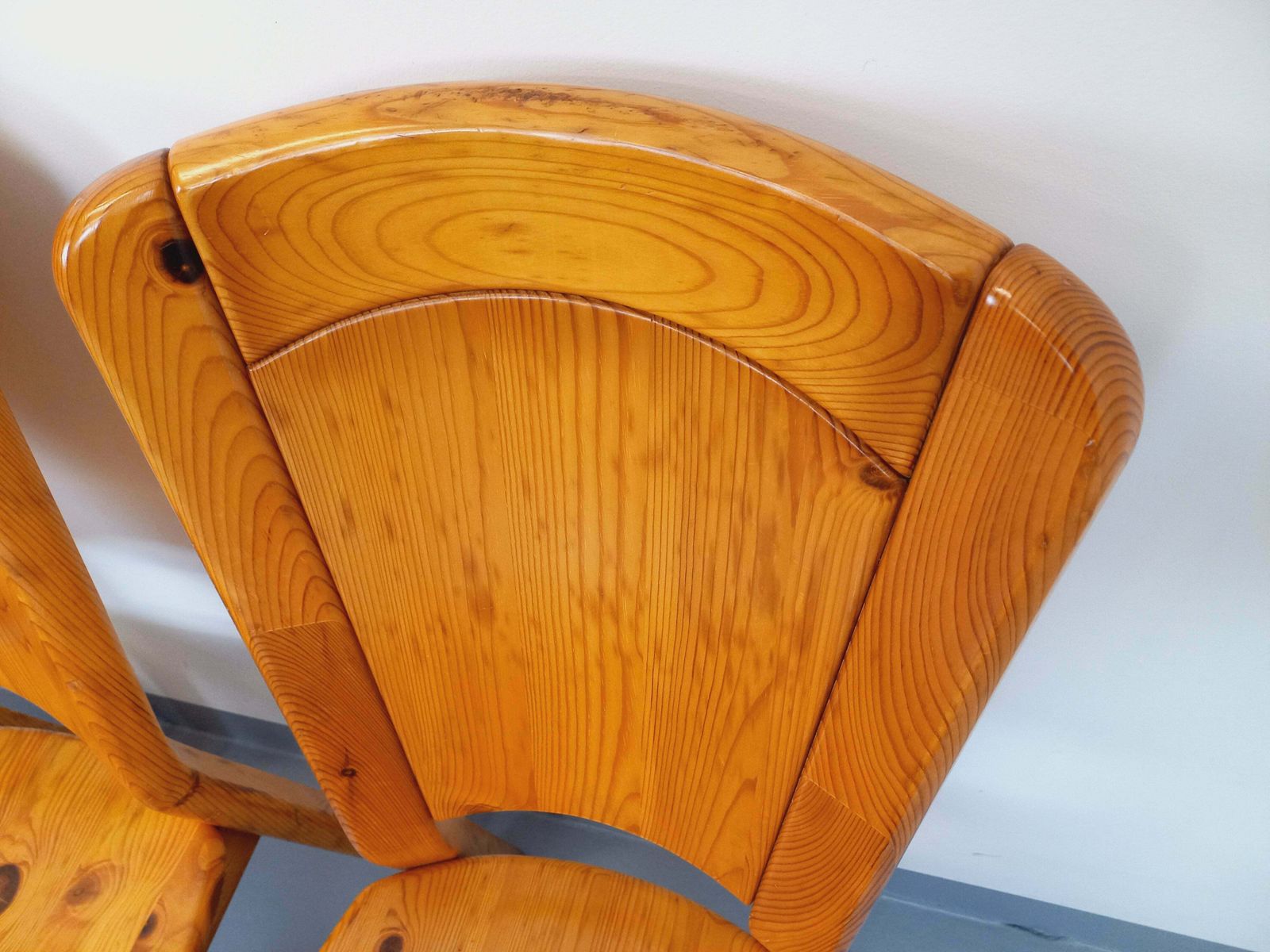 photo vinterior 4 chaises pour Les Arcs en pin, attribuées à Charlotte Perriand
