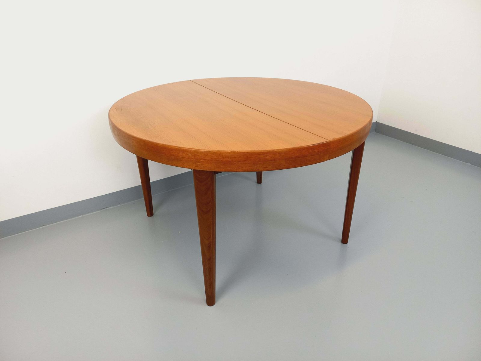 Table ronde scandinave en teck avec 2 rallonges intégrées