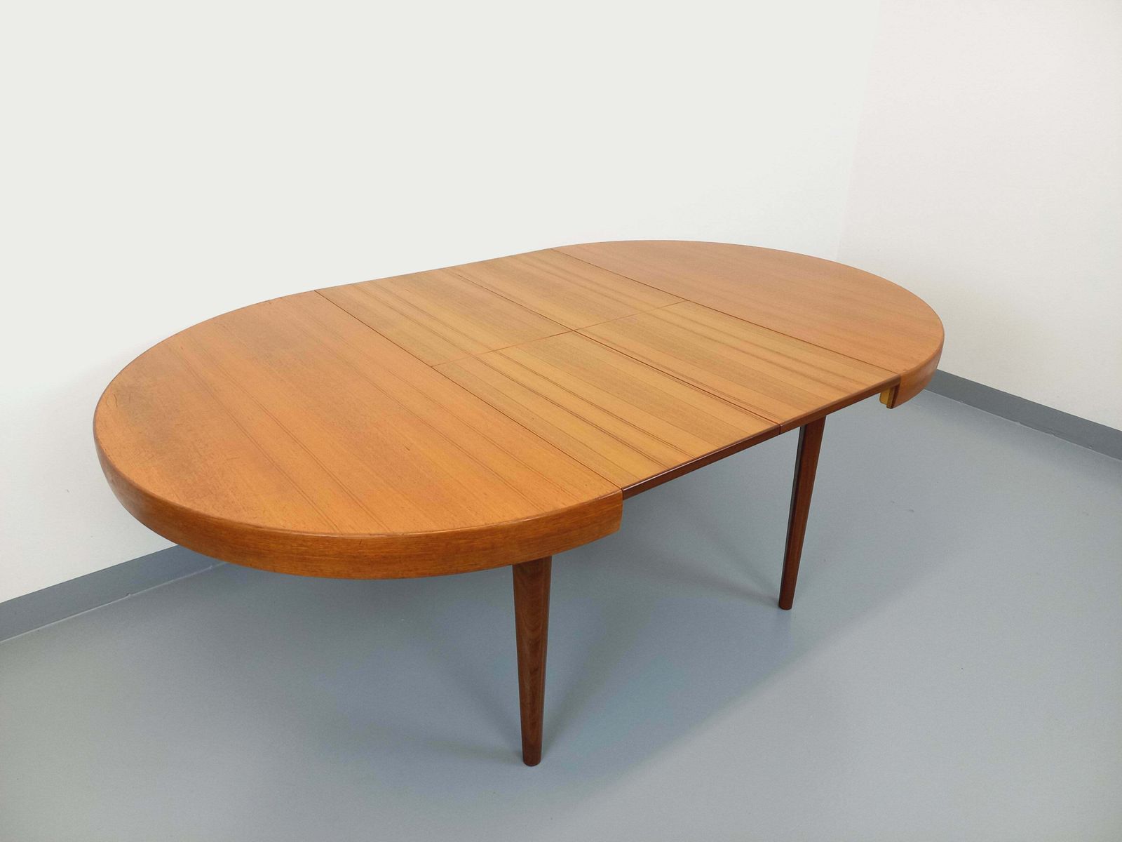 Table ronde scandinave en teck avec 2 rallonges intégrées photo vintage