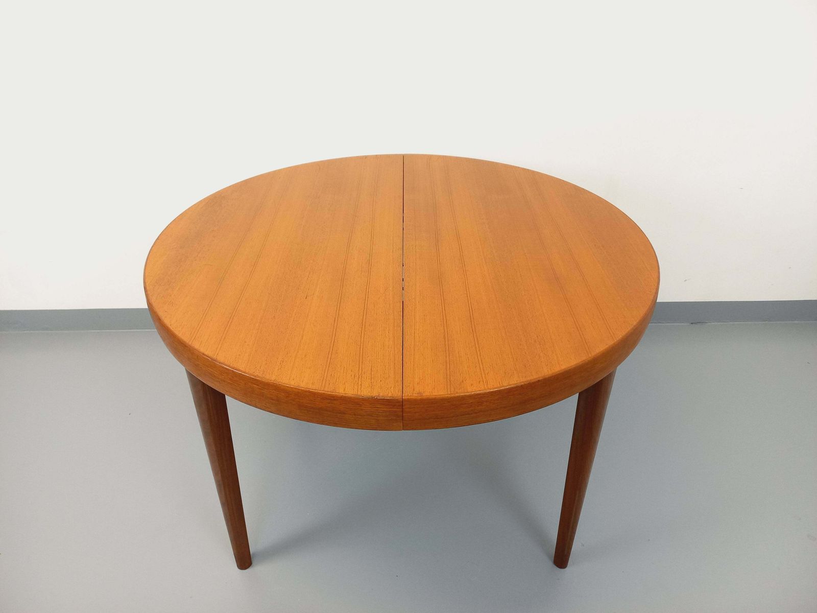 photo furniture Table ronde scandinave en teck avec 2 rallonges intégrées