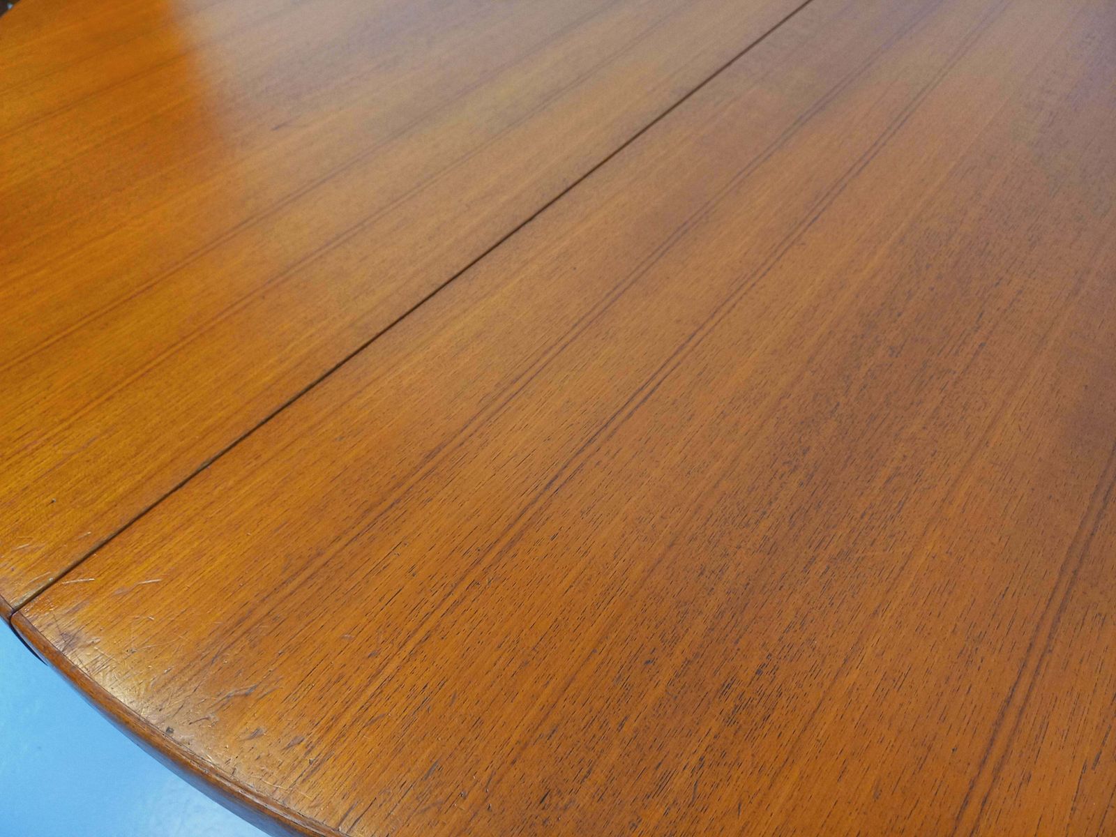 photo buy Table ronde scandinave en teck avec 2 rallonges intégrées