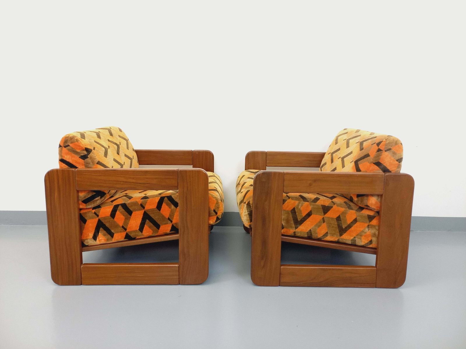 2 fauteuils à piètement traîneau en velours, années 1970 photo furniture