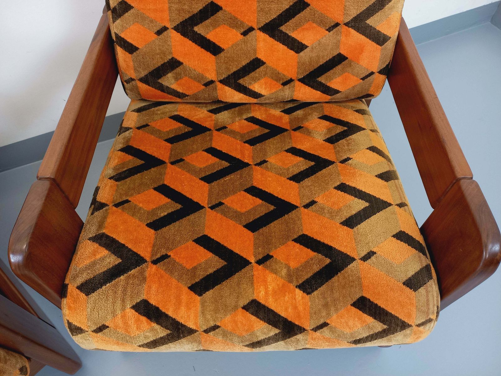 photo buy 2 fauteuils à piètement traîneau en velours, années 1970
