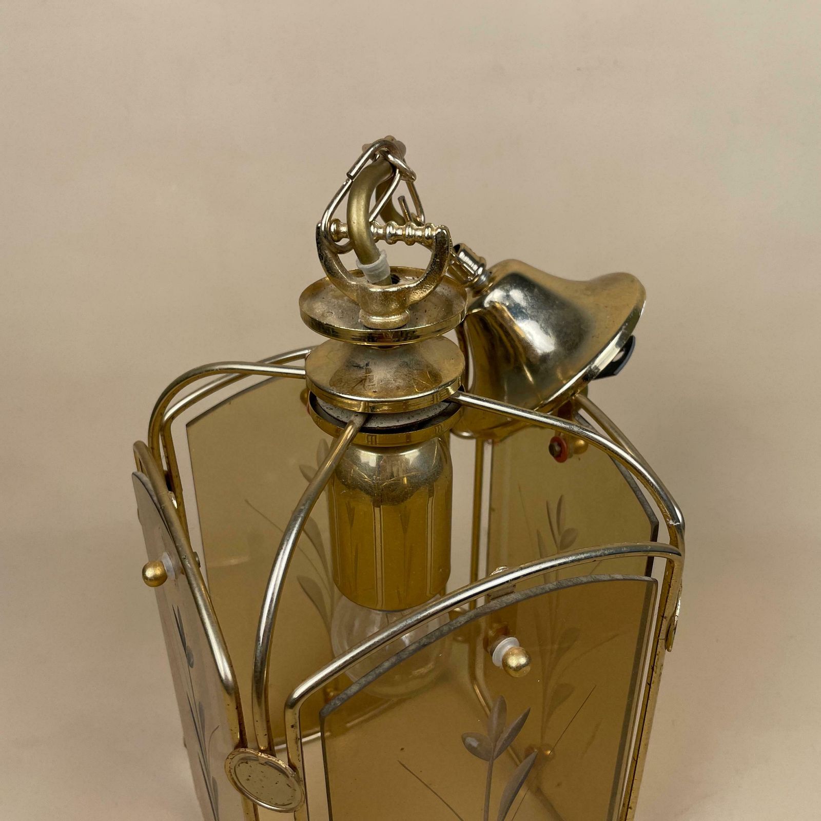 photo furniture Retro Ceiling Light Lantern Metal Gold Brass Lamp Indoor Glass Vintage Antique Pendent Lamp Lights Ornate Detail Yellow Cut Glass