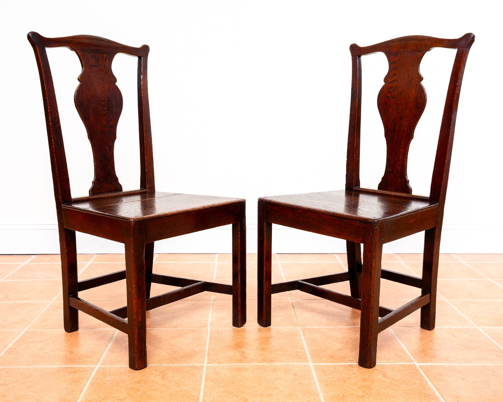 975.0 Georgian Oak Country Dining Chairs 1780 Pair Antiqu.E Welsh Vase Back Hall Chairs Chippendale Style Country House Farmhouse Occasional Chairs photo