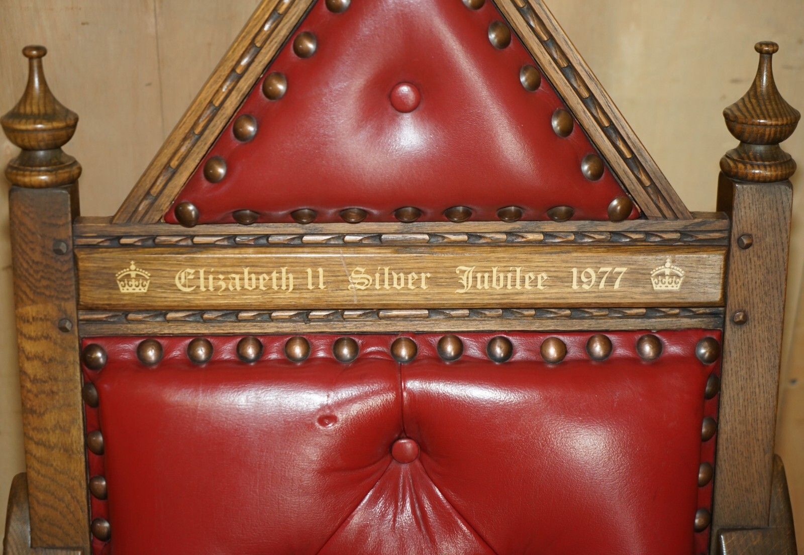 Original Elizabeth II Silver Jubilee Throne Armchair English Oxblood Oak Leather photo vinterior