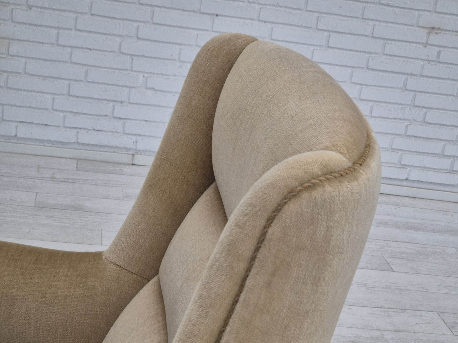 Jaren 1970, Deense Fauteuil Met Hoge Rugleuning, Meubilairvelours. photo furniture