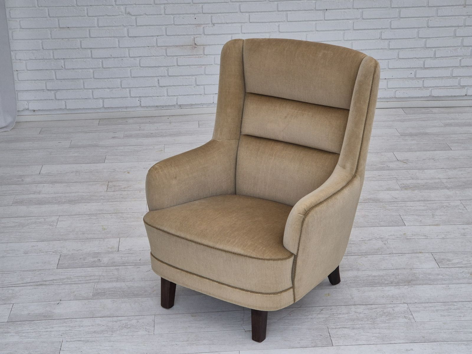 Jaren 1970, Deense Fauteuil Met Hoge Rugleuning, Meubilairvelours. photo for sale