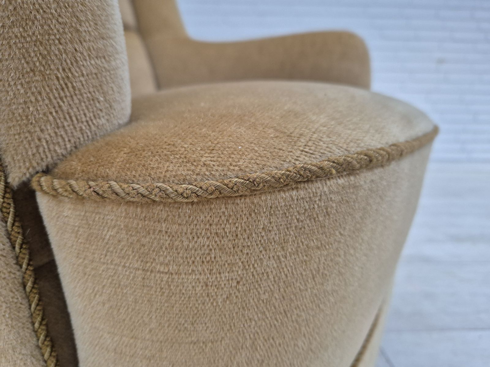 Jaren 1970, Deense Fauteuil Met Hoge Rugleuning, Meubilairvelours. photo vinterior
