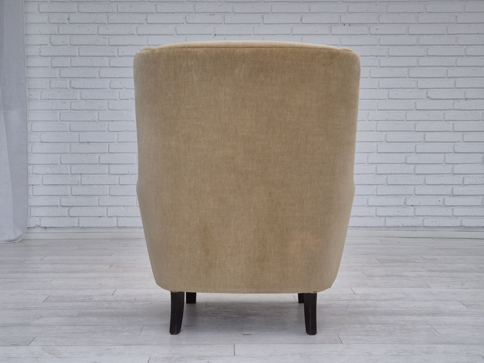 photo for sale Jaren 1970, Deense Fauteuil Met Hoge Rugleuning, Meubilairvelours.